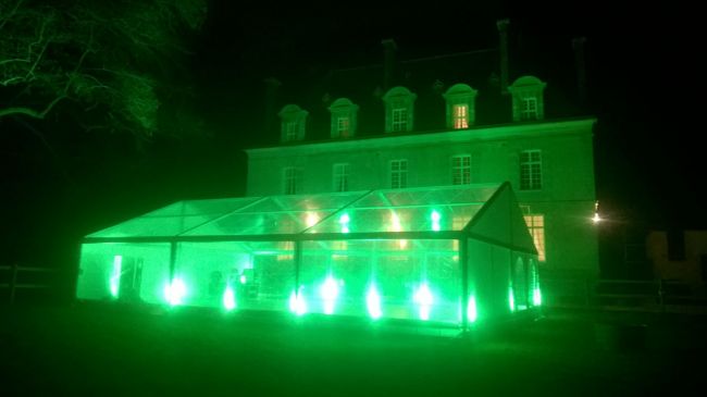 Location de tente transparente avec éclairage vert à Caumont